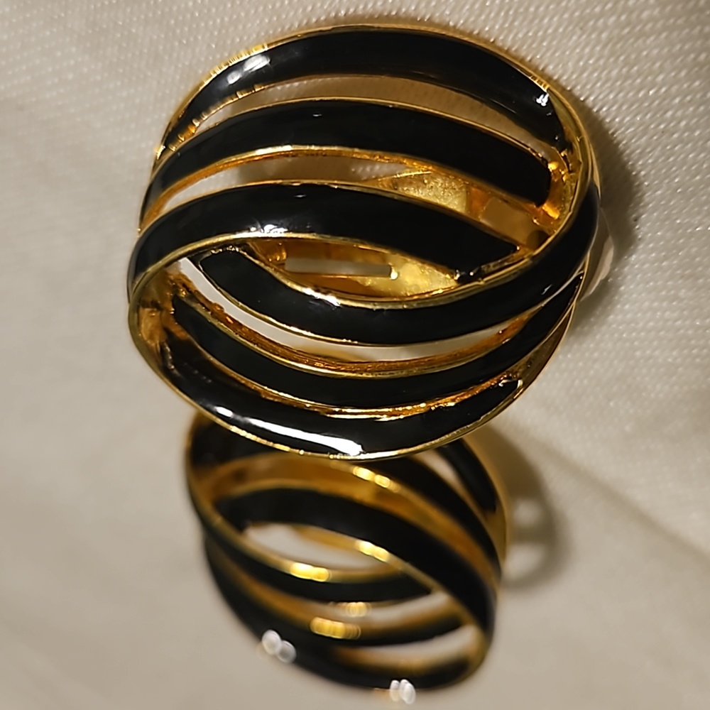 Vintage P.E.P Black Enamel Gold-tone Mod Clip-on Earrings